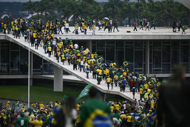 Simpatizantes del expresidente brasileño Jair Bolsonaro invaden el Congreso Nacional, el Palacio de Planalto y el Supremo Tribunal Federal, en Brasilia. Foto: Andre Borges/EFE.