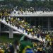 Simpatizantes del expresidente brasileño Jair Bolsonaro invaden el Congreso Nacional, el Palacio de Planalto y el Supremo Tribunal Federal, en Brasilia. Foto: Andre Borges/EFE.