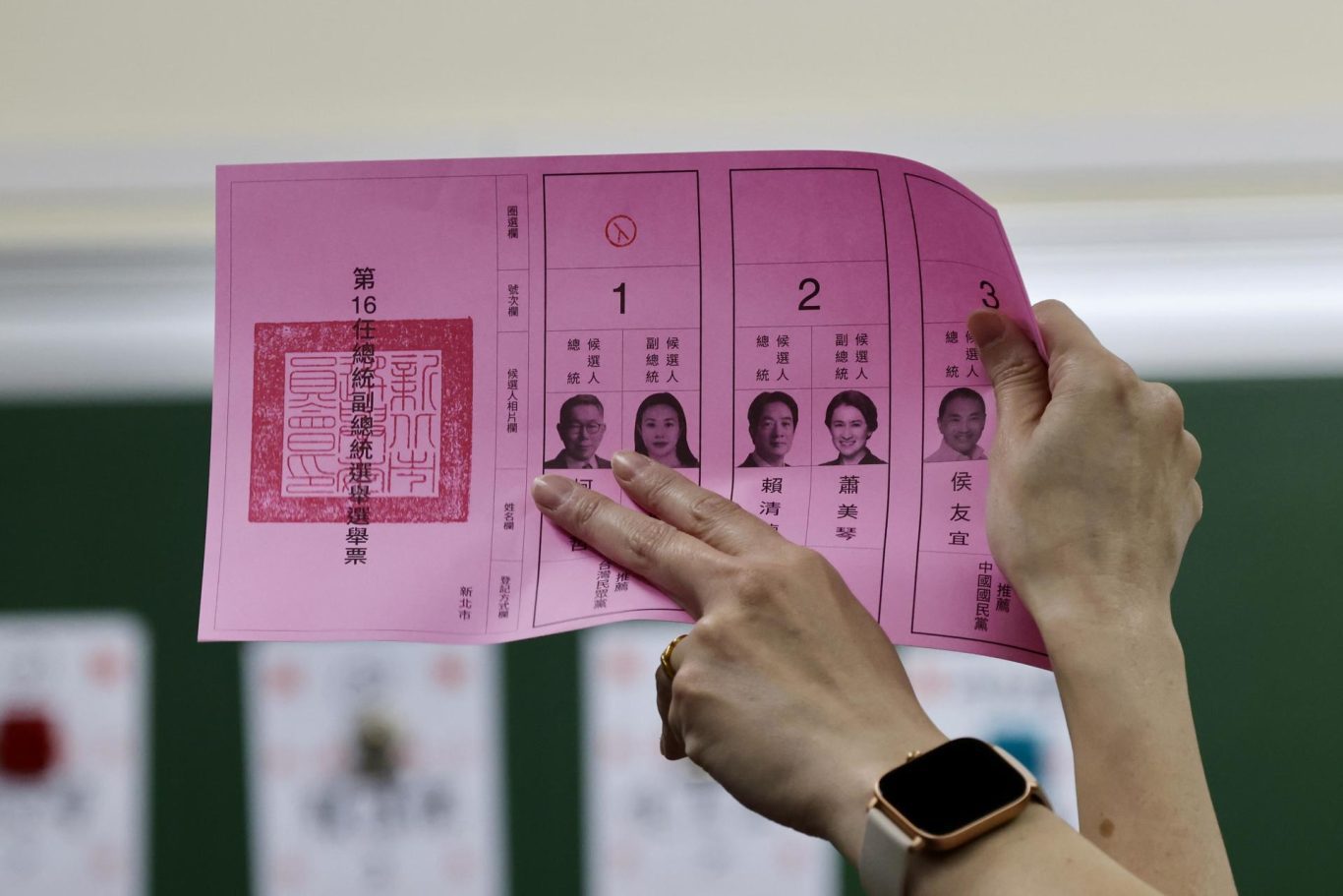Oficiales electorales de Taiwan cuentan los votos durante las elecciones generales de 2024, en New Taipei city, Taiwan, el 13 de enero de 2024. Foto: EFE/EPA/Ritchie B. Tongo. 