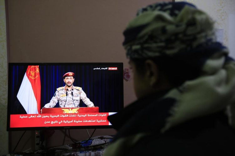 Una persona mira una declaración televisiva del portavoz militar de los hutíes, Yahya Sarea, tras un nuevo ataque con misiles contra un barco de propiedad estadounidense en el Golfo de Adén, en Saná, Yemen, el 15 de enero de 2024. Foto: Yahya Arhab / EFE.