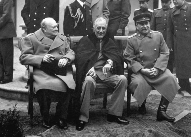El primer ministro británico Winston Churchill, el presidente estadounidense Franklin Roosevelt y el líder soviético Joseph Stalin se reunieron en Yalta en febrero de 1945 para discutir su ocupación conjunta de Alemania y sus planes para la Europa de posguerra. Foto: Wikimedia.
