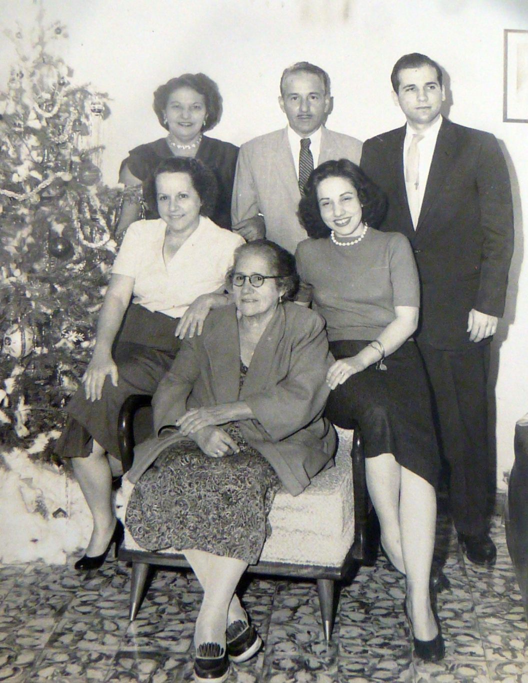 Foto de familia. Navidad de 1958. La abuela Mamá domina la escena. Foto: Cortesía de la entrevistada.