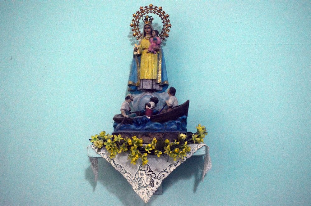 Virgen de la Caridad, en la pared de su dormitorio. Foto: Ángel Marqués Dolz.