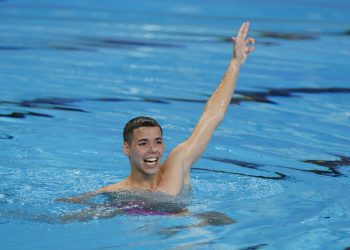 Andy Manuel Ávila González en la prueba de natación artística, en Doha 2024. Foto: MOHAMED MESSARA/EFE/EPA.