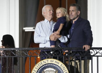 El presidente Biden, su nieta y su hijo Hunter. Foto: EFE.