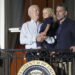 El presidente Biden, su nieta y su hijo Hunter. Foto: EFE.