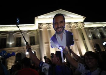 Partidarios de Bukele celebran su triunfo en las afueras del Palacio Nacional de San Salvador. Foto: EFE.