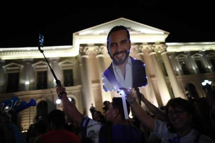Partidarios de Bukele celebran su triunfo en las afueras del Palacio Nacional de San Salvador. Foto: EFE.