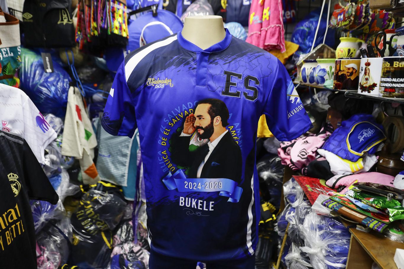 Una camisa alusiva al presidente Nayib Bukele en una venta de ropa en el centro de San Salvador. Foto: EFE/Rodrigo Sura.