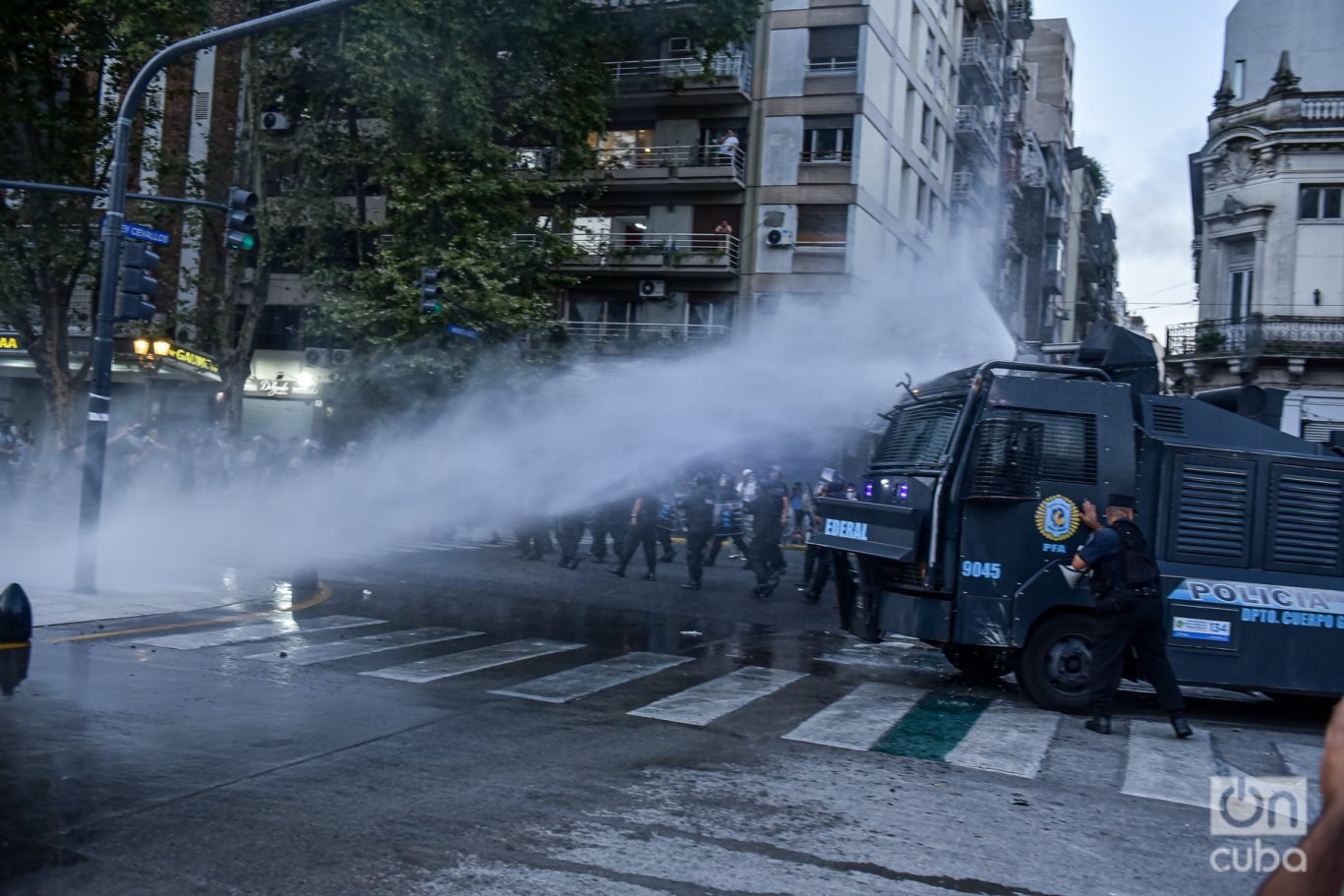 Un carro hidrante arremete contra las manifestaciones en las afueras del Congreso contra la mega Ley Ómnibus. Foto: Kaloian.