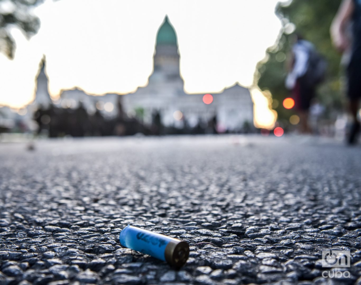 Casquillo de uno de los proyectiles de goma tirado por la policía en las afueras del Congreso durante las manifestaciones contra la mega Ley Ómnibus. Foto: Kaloian.