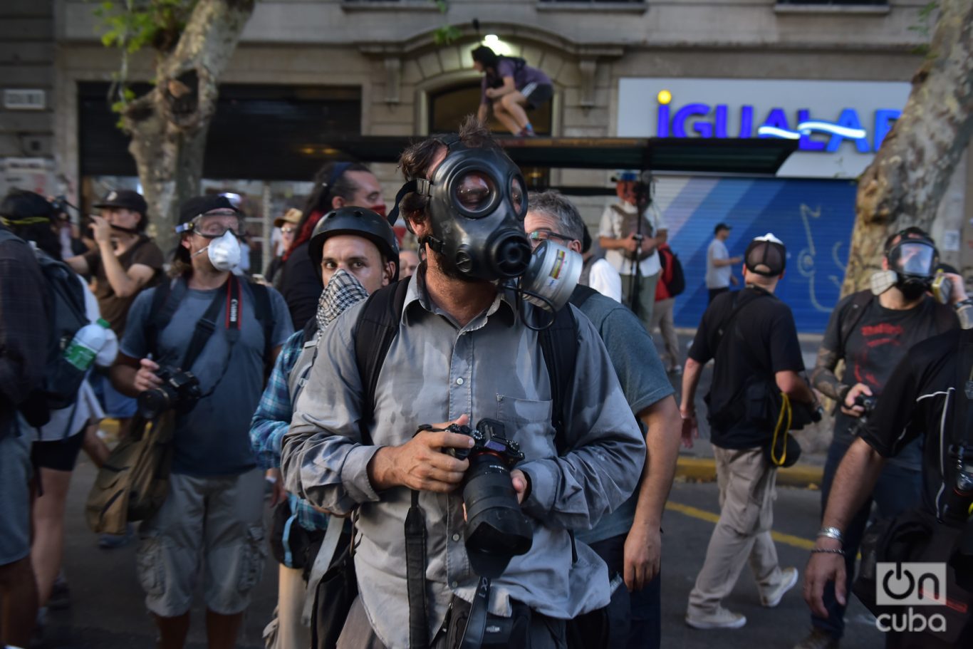 El fotoperiodista argentino de AP Rodrigo Abd en las afueras del Congreso durante las manifestaciones contra la mega Ley Ómnibus. Foto: Kaloian.  
