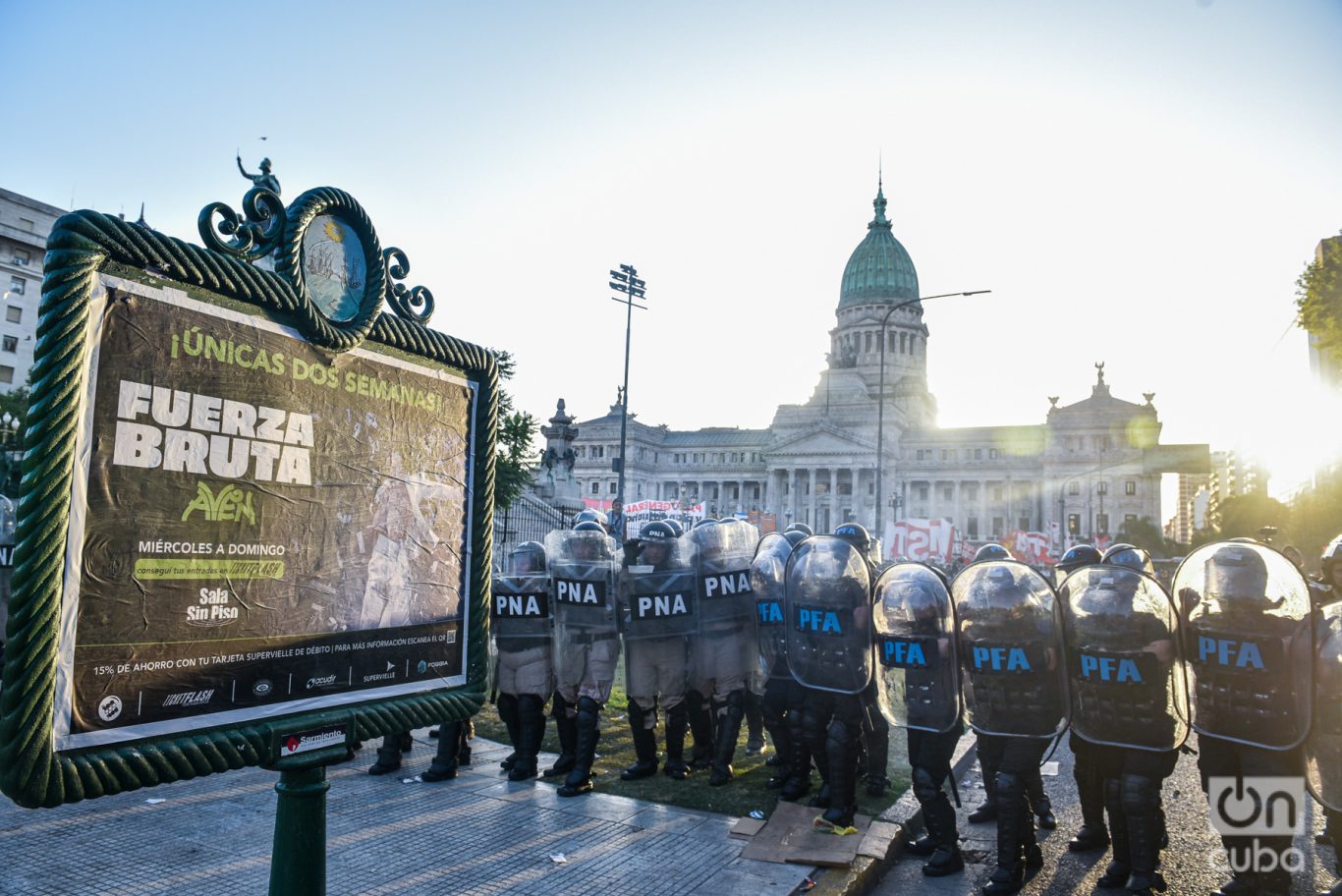 Plaza de los Dos Congresos, Buenos Aires, tomada por las fuerzas de seguridad. Foto: Kaloian.