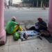 Personas sin hogar en un portal habanero.Foto: Otmaro Rodríguez.