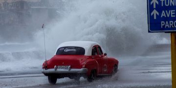 Marejadas e inundaciones en la zona del malecón habanero, tras la llegada de un frente frío, el lunes 5 de febrero de 2024. Foto: Otmaro Rodríguez.