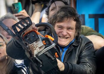 Javier Milei, con su simbólica motosierra Foto. Vanity Fair.