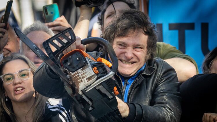 Javier Milei, con su simbólica motosierra Foto. Vanity Fair.