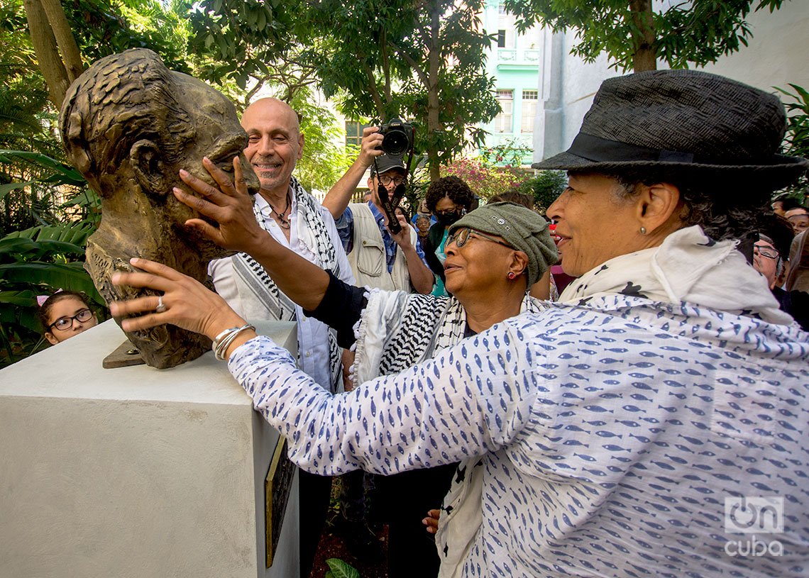 Alice Walker, Andy Shallal, y otros artistas estadounidenses junto al busto de Langston Hughes en el Patio de la Poesía, en La Habana. Foto: Otmaro Rodríguez.