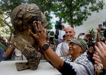 La escritora estadounidense Alice Walker toca el busto de bronce del poeta Langston Hughes, en el Patio de la Poesía, en La Habana. Foto: Otmaro Rodríguez.