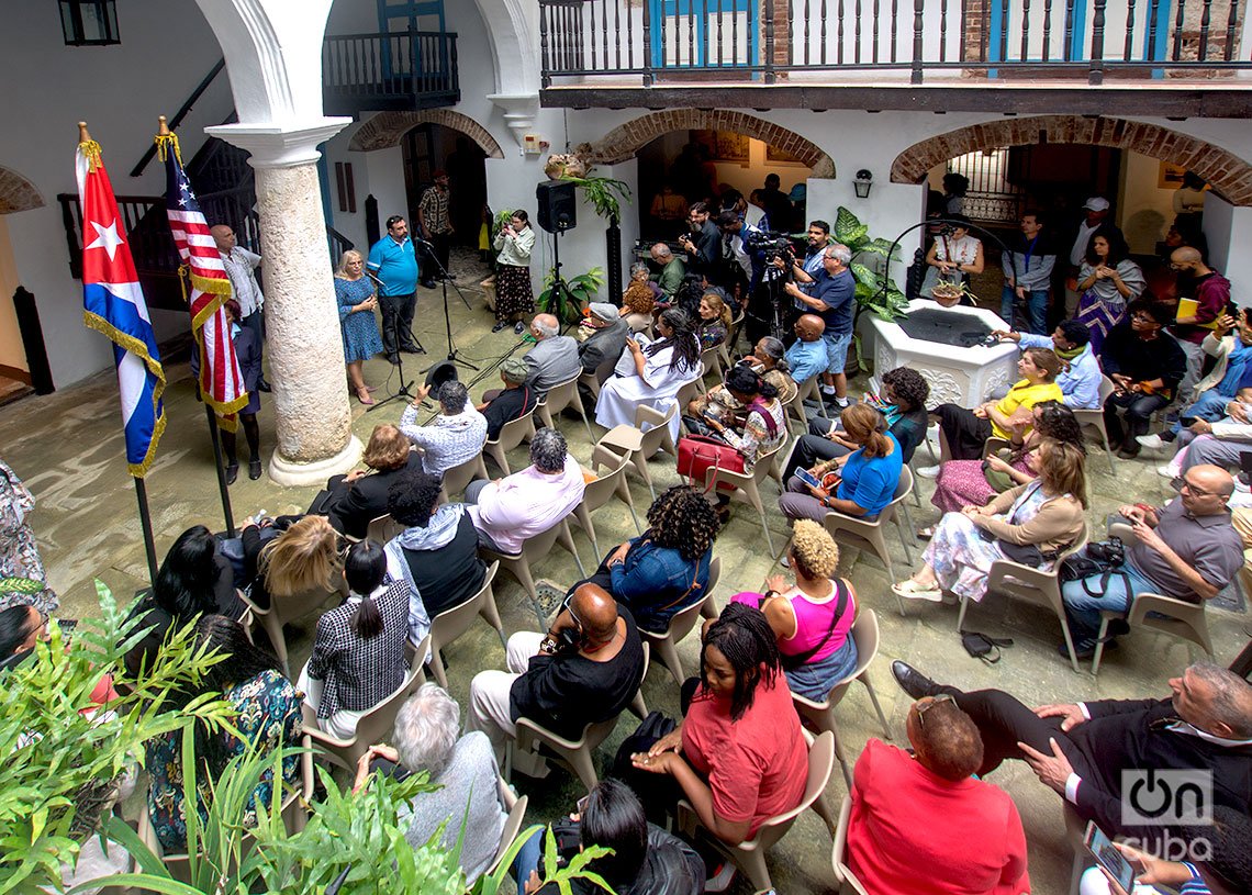 Acto con artistas ye scritores de Cuba y Estados Unidos en el Palacio de Lombillo, en La Habana. Foto: Otmaro Rodríguez.