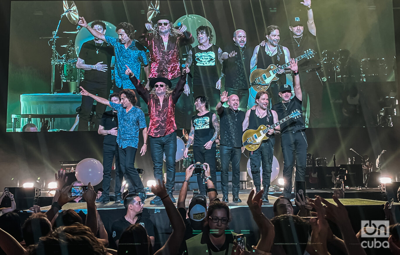  Maná y los otros músicos que lo acompañan en el saludo final de su concierto en Buenos Aires. Foto: Kaloian.
