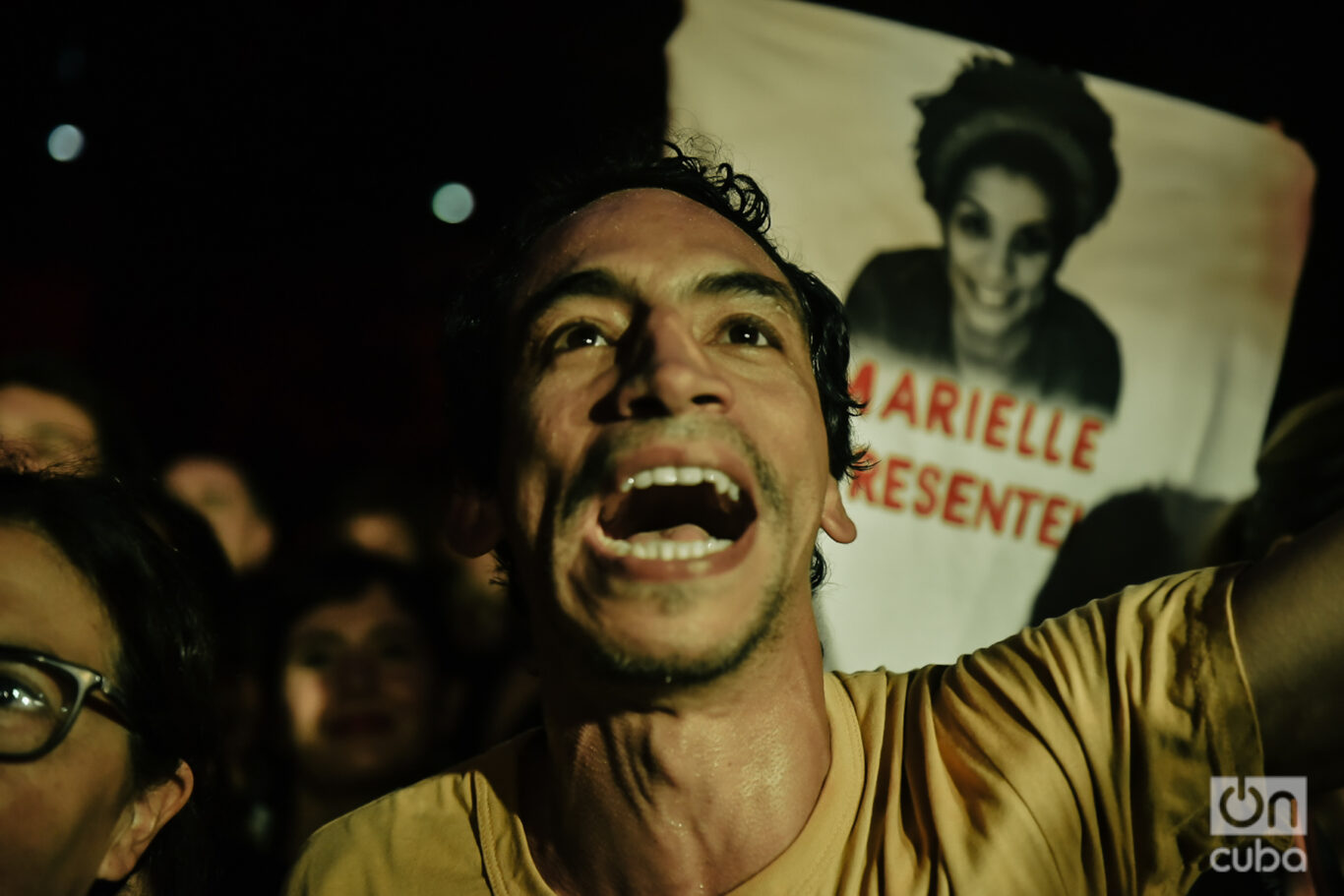 El público deliró con Manu Chao durante toda la noche. Levantaron banderas y carteles como este pulóver recordando a Marielle Franco, militante brasileña de los derechos humanos, asesinada en 2018. Foto: Kaloian.