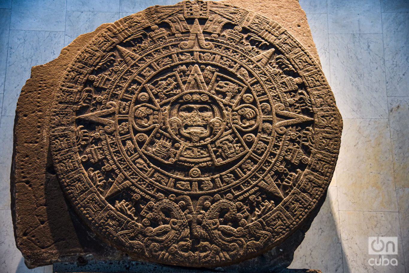 La Piedra del Sol está en la sala mexica. El monolito del posclásico tardío (1250-1521 d.C.) mide 3.58 metros de diámetro y pesa 24 toneladas, aproximadamente. Foto: Kaloian.
