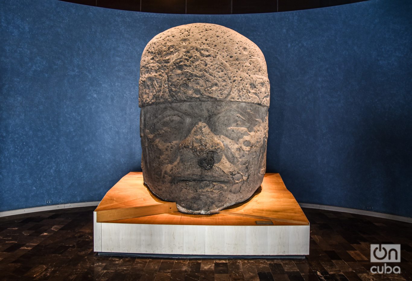Una de las esculturas más emblemáticas de la cultura Olmeca es la cabeza colosal, símbolo central de su enfoque filosófico en torno al hombre. De las 17 cabezas descubiertas, esta representa una de ellas, datan del periodo preclásico medio (1200-600 a.C.). Se exhibe en la sala de Culturas de la Costa del Golfo. Foto: Kaloian.