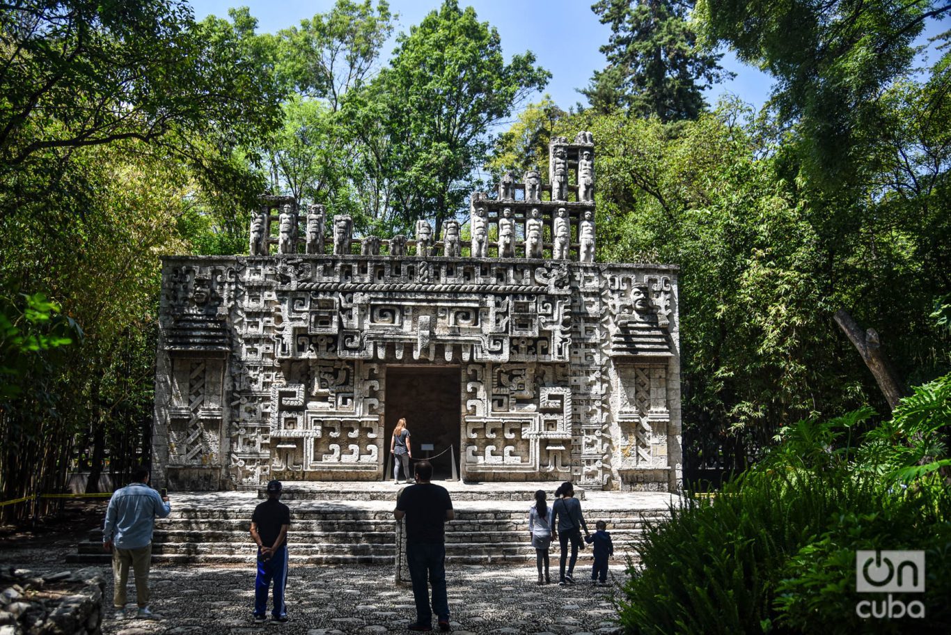 En el Museo de Antropología se puede encontrar una impresionante reconstrucción de un templo maya, permitiendo a los visitantes experimentar la arquitectura y atmósfera de estos sitios sagrados, ofreciendo una visión única de la grandeza de la civilización maya. Foto Kaloian.

