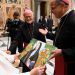 Papa Francisco con una imagen de Mama Antula en el Vaticano.  Foto. La Voz