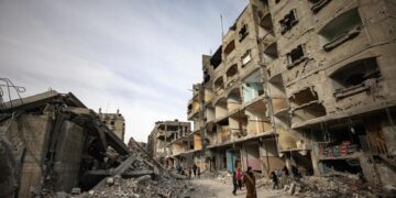 Edificios residenciales destruidos cerca de las ruinas de la mezquita de Al-Farouq después de que fuera alcanzada por un ataque aéreo israelí en el campo de refugiados de Rafah, en el sur de la Franja de Gaza. Foto: Haitham Imad / EFE.