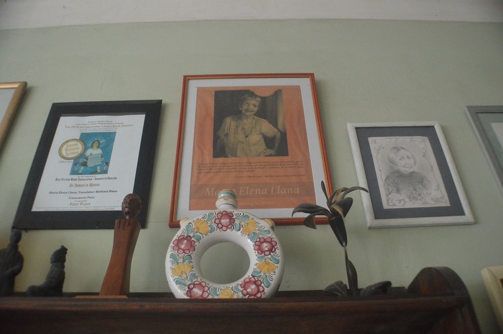 Reconocimientos en una de las paredes de su cuarto de estudio. Foto: Ángel Marqués Dolz.