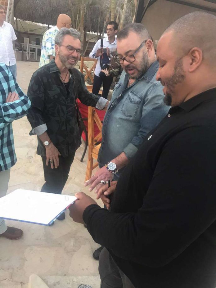 Rey Mohammed VI (centro) junto al artista cubano Michel Mirabal (derecha ) Foto: Info Marruecos
