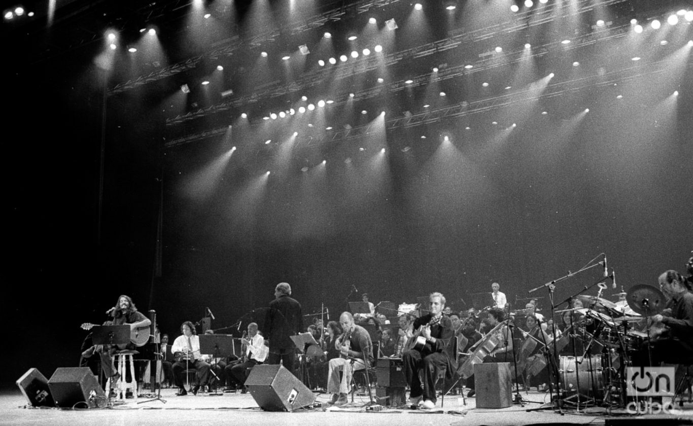 Concierto de Santiago Feliú y la Sinfónica Nacional de Cuba en el teatro Carlos Marx, 2004. Fotografía tomada con película de 35 mm recientemente digitalizada. Foto: Kaloian.