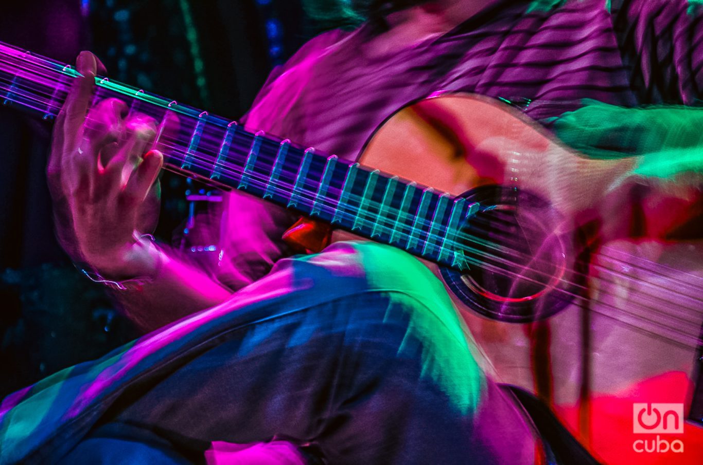 Detalle de Santiago Feliú y su manera única y magistral de tocar la guitarra. Foto: Kaloian.