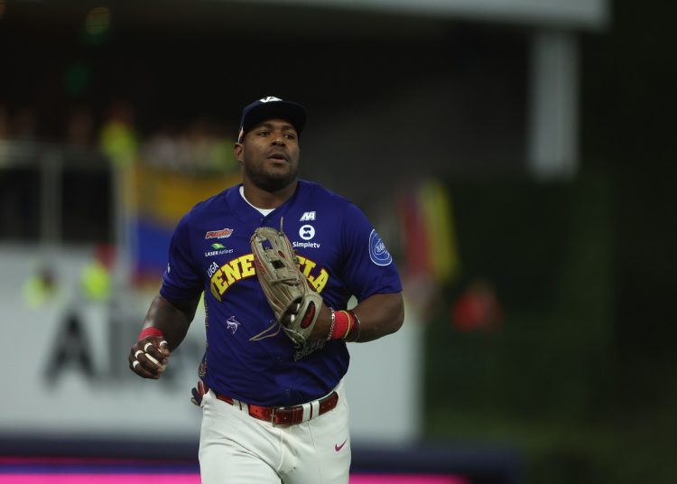 Yasiel Puig no pudo completar el juego final por una lesión, pero fue importante en la victoria de los Tiburones de La Guaira en la Serie del Caribe 2024 de Miami. Foto: Luis Gutierrez/Prensa CBPC.