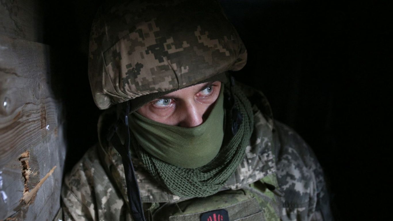 Soldado ucraniano bajo ataque de artillería rusa. Foto: Getty Images.