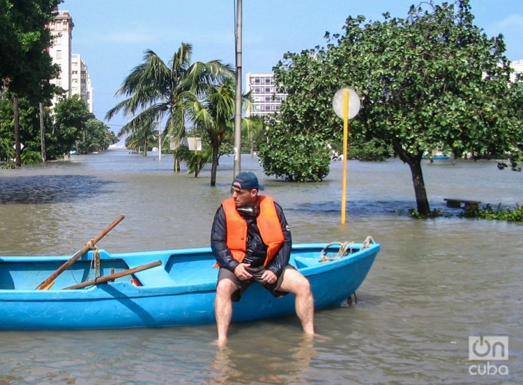 Inundación en El Vedado en 2005. Esta semana la capital cubana vio escenas similares. Foto: Kaloian.
