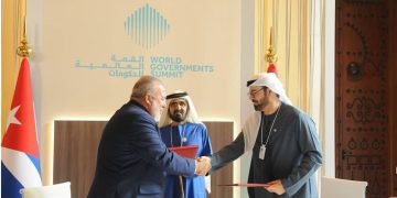 El primer ministro cubano Manuel Marrero y Mohammad Bin Abdullah Al Gergawi, ministro de Asuntos del Gabinete de los Emiratos Árabes Unidos, firman acuerdo sobre modernización gubernamental. Foto: Gobierno de Cuba / X.