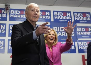 Biden y la primera dama Jill en la sede de la campaña en Wilmington, Delaware, el sábado 3 de febrero. Foto: Alex Brandon/AP.