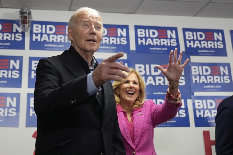 Biden y la primera dama Jill en la sede de la campaña en Wilmington, Delaware, el sábado 3 de febrero. Foto: Alex Brandon/AP.