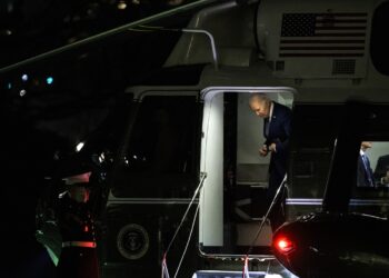 Biden en el helicóptero presidencial a su regreso de New York, este lunes. Foto: Samuel Corum/EFE/EPA.