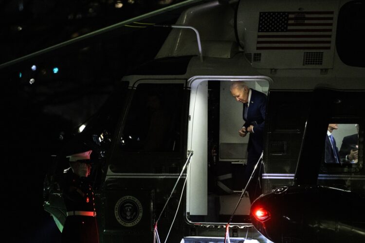 Biden en el helicóptero presidencial a su regreso de New York, este lunes. Foto: Samuel Corum/EFE/EPA.