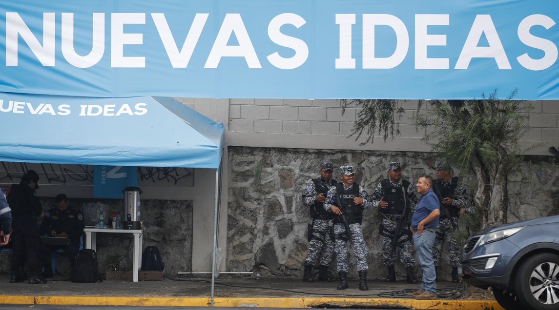 MIlitares salvadoreños custodian la avenida olímpica durante los preparativos electorales en San Salvador, el 3 de febrero de 2024. Foto: EFE/Bienvenido Velasco.