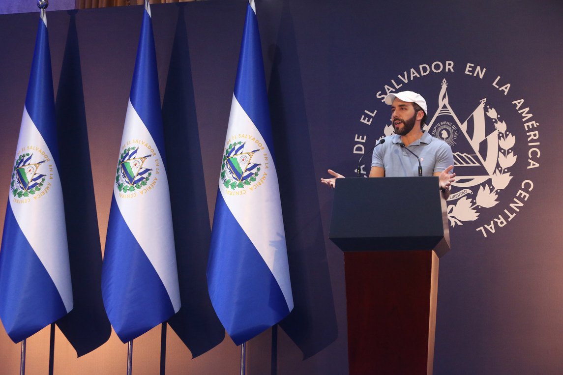 El presidente salvadoreño, Nayib Bukele, habla durante una conferencia de prensa, el 4 de febrero de 2024, en un hotel capitalino en San Salvador. Foto: EFE/Javier Aparicio.