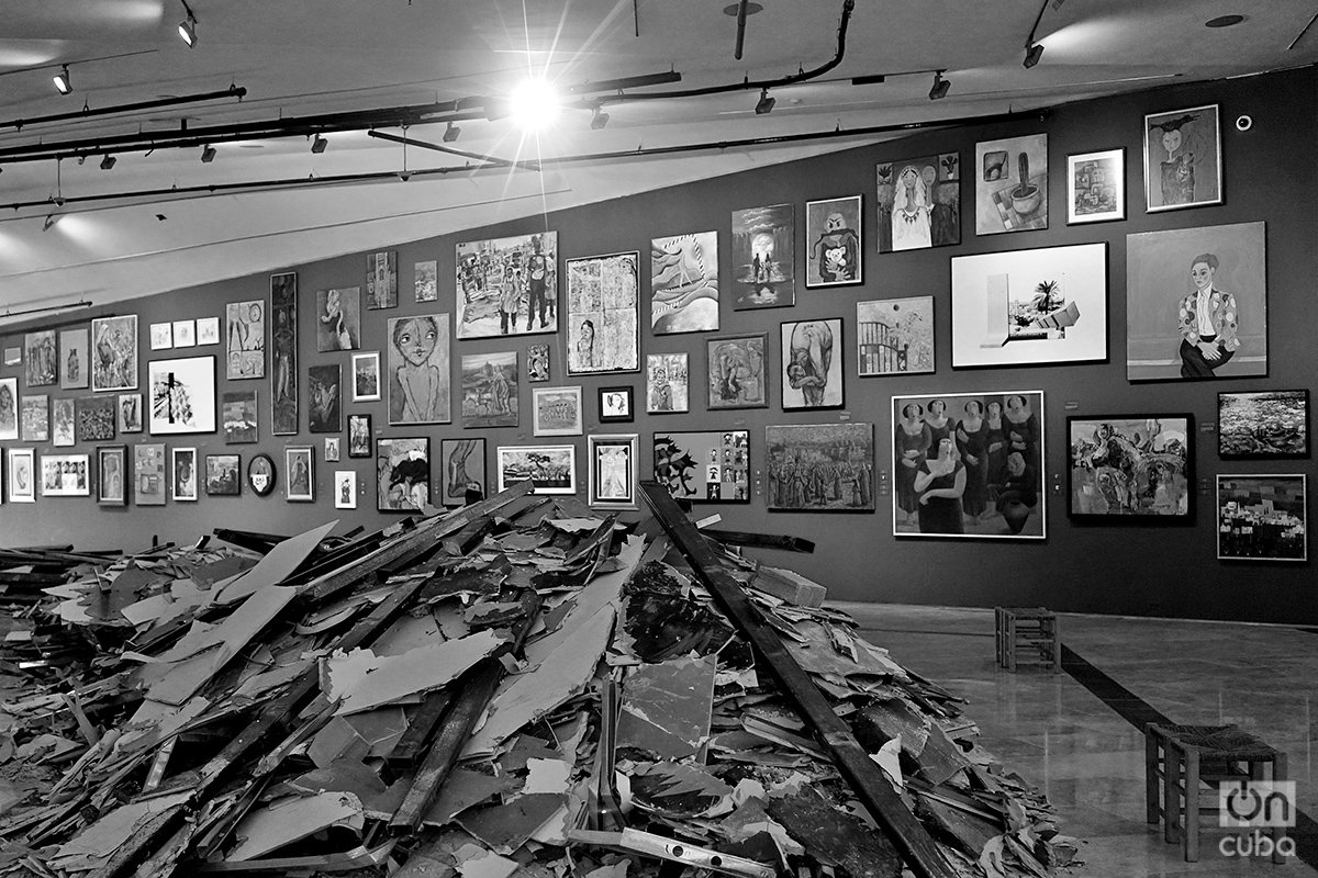 Escombros en el medio de la sala y el constante zumbido de un dron israelí acompañan a las obras de artistas plásticos gazatíes expuestas el Museo Palestino. Foto: Alejandro Ernesto.