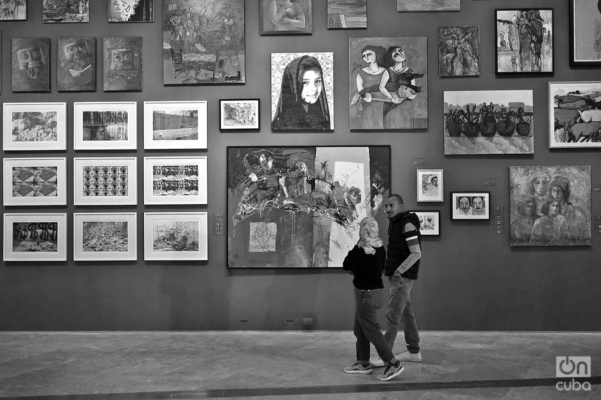 Cuadros de diferentes artistas gazatíes, con estilos diversos, pero que coinciden en abordar temas como la tierra, los refugiados, la nakba o la identidad palestina, conforman la muestra "Esto no es una exposición". Foto: Alejandro Ernesto.