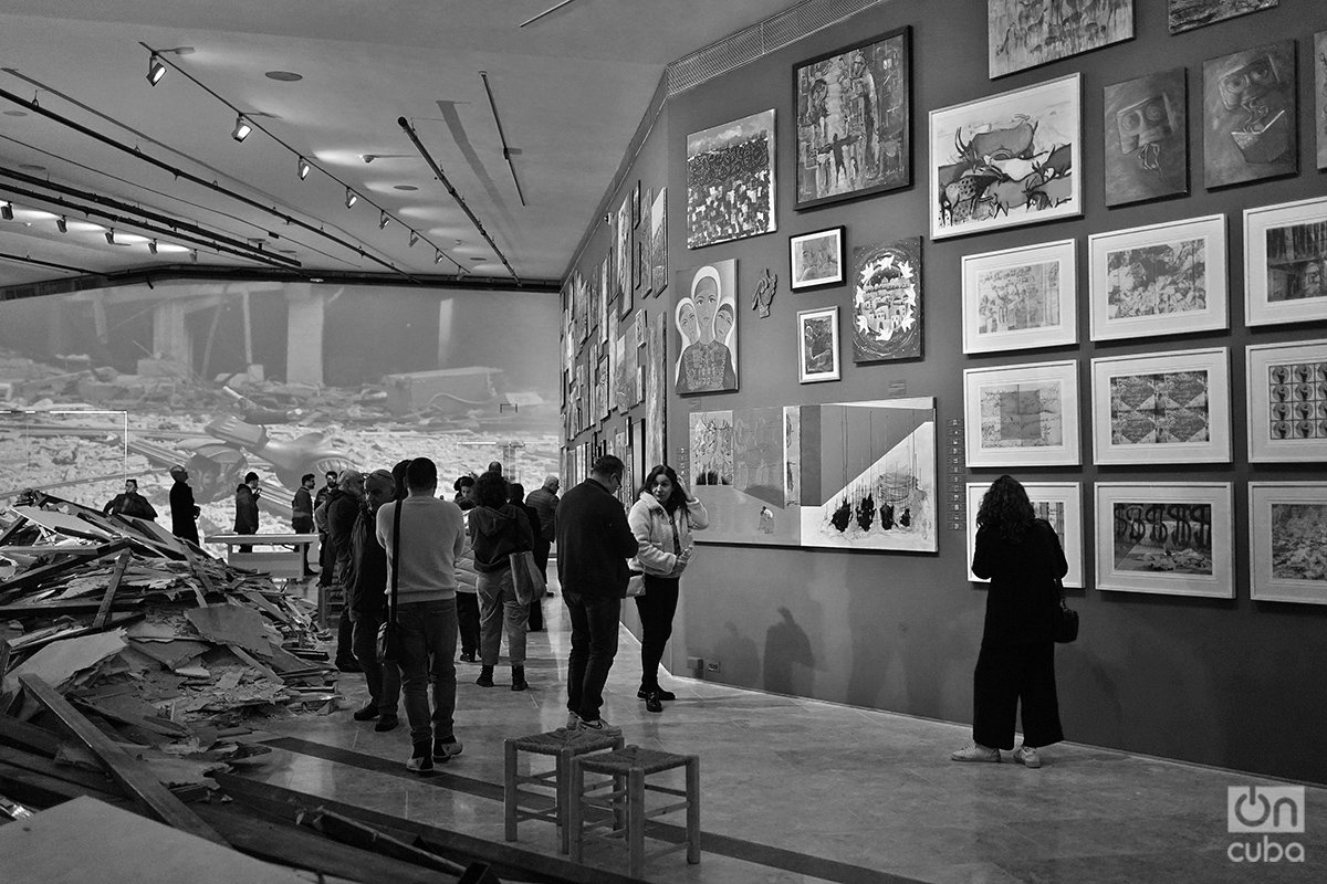 Vista general de la muestra "Esto no es una exposición", que reúne a más de 100 artistas gazatíes y que se mantendrá expuesta en el Museo Palestino, en Cisjordania ocupada, hasta que acabe la guerra en Gaza. Foto: Alejandro Ernesto.