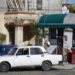 Un hombre carga combustible a su vehículo en una gasolinera, el 9 de febrero del 2024, en La Habana. Foto: Yander Zamora/EFE.