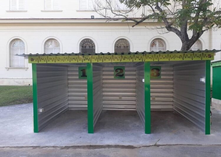 Primera estación de carga para motos eléctricas a través de energía solar en la Facultad de Ciencias Médicas de La Habana. Foto: Facebook/Parque Científico Tecnológico, La Habana.